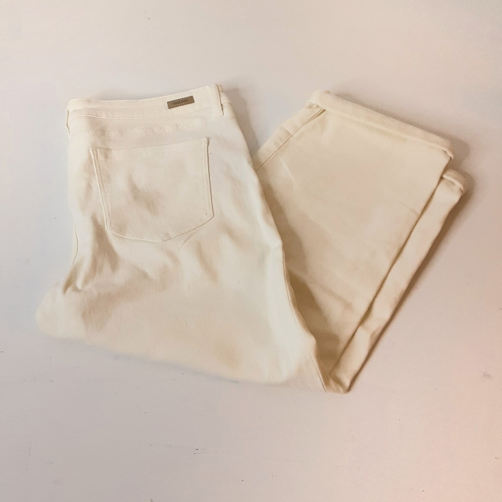 NWT  Liverpool white cuffed straight leg capri